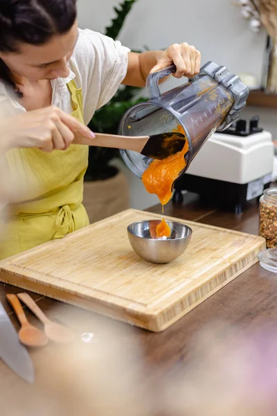 Chia puding yapma işlemi. Mango ve papaya ile sağlıklı reçel yapmak