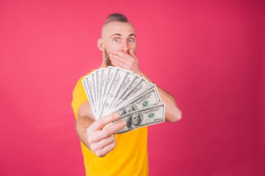 Pembe arka plandaki Avrupalı adam ve 100 dolarlık yelpaze şok etkisi yarattı.