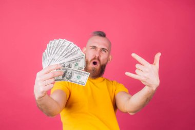 Pembe arka planda Avrupalı bir adam ve 100 dolarlık hayran kitlesi ile çılgın ifade rock sembolü izole uzay