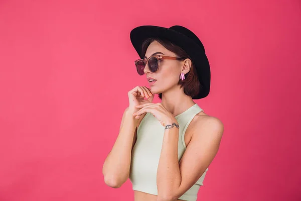 Şapkalı Güneş Gözlüklü Güzel Bir Kadın Pembe Arka Planda Poz — Stok fotoğraf