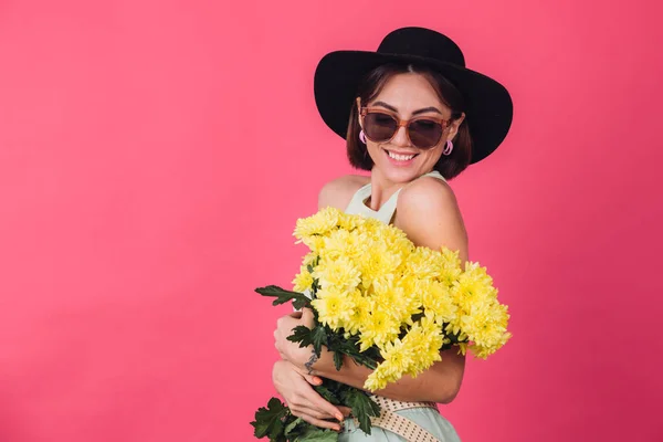 Mulher Bonita Elegante Chapéu Óculos Sol Posando Sobre Rosa Fundo — Fotografia de Stock