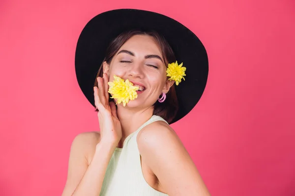 Mulher Elegante Chapéu Fundo Vermelho Rosa Sorrindo Com Dois Astros — Fotografia de Stock