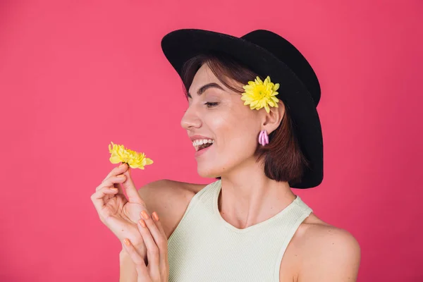 Mulher Elegante Chapéu Fundo Vermelho Rosa Sorrindo Com Dois Astros — Fotografia de Stock