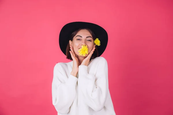 Mulher Elegante Chapéu Fundo Vermelho Rosa Sorrindo Com Dois Astros — Fotografia de Stock