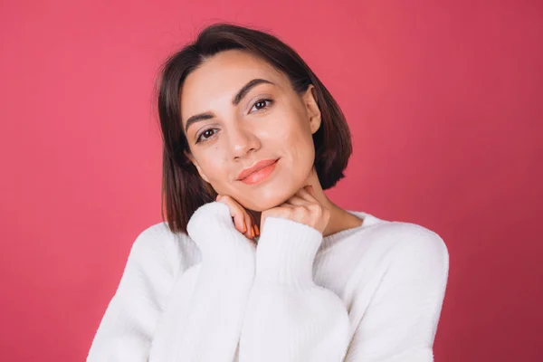 Hermosa Mujer Suéter Blanco Casual Sobre Fondo Rojo Rosa Aislado — Foto de Stock