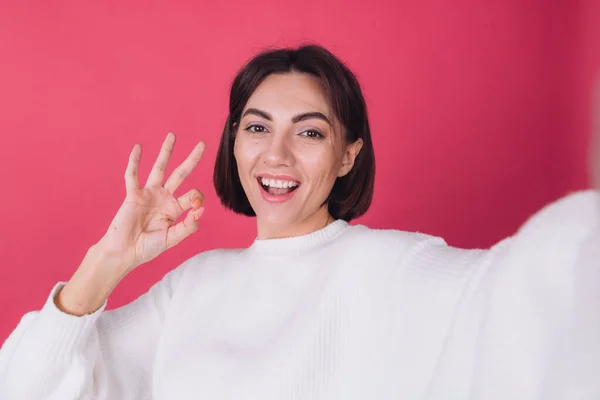 Schöne Frau Lässigem Weißen Pullover Auf Rosa Rotem Hintergrund Lächelt — Stockfoto