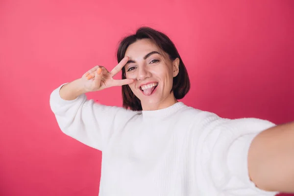 Mooie Vrouw Casual Witte Trui Roze Rode Achtergrond Schieten Selfie — Stockfoto