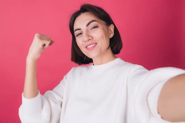 Bella Donna Maglione Bianco Casuale Sfondo Rosa Rosso Fare Selfie — Foto Stock