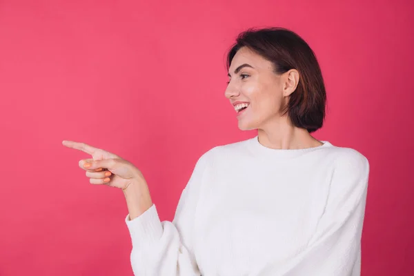 Mulher Bonita Camisola Branca Casual Fundo Vermelho Rosa Sorrindo Ponto — Fotografia de Stock