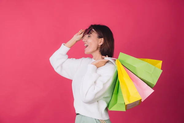 Mujer Suéter Blanco Casual Gafas Sol Sobre Fondo Rojo Rosa — Foto de Stock