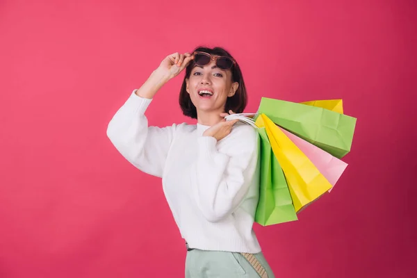 Mujer Suéter Blanco Casual Gafas Sol Sobre Fondo Rojo Rosa — Foto de Stock