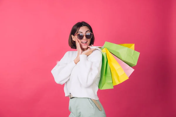 Mujer Suéter Blanco Casual Gafas Sol Sobre Fondo Rojo Rosa — Foto de Stock