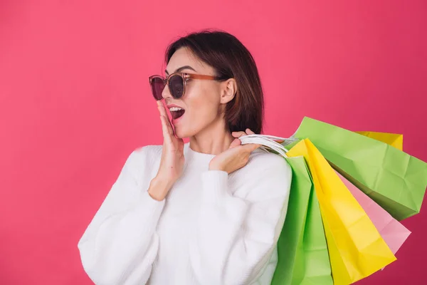 Mujer Suéter Blanco Casual Gafas Sol Sobre Fondo Rojo Rosa — Foto de Stock