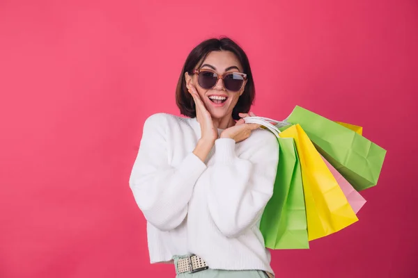 Mujer Suéter Blanco Casual Gafas Sol Sobre Fondo Rojo Rosa — Foto de Stock