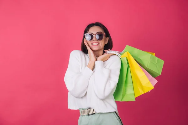 Mujer Suéter Blanco Casual Gafas Sol Sobre Fondo Rojo Rosa — Foto de Stock