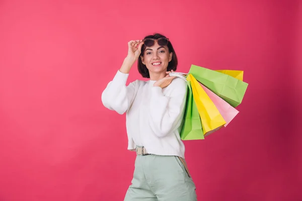 Mujer Suéter Blanco Casual Gafas Sol Sobre Fondo Rojo Rosa — Foto de Stock