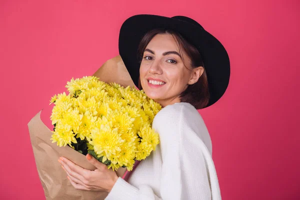 Mulher Elegante Chapéu Fundo Vermelho Rosa Sorriso Segurar Grande Buquê — Fotografia de Stock