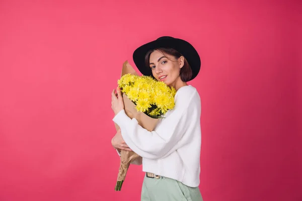 Mulher Elegante Chapéu Fundo Vermelho Rosa Sorriso Segurar Grande Buquê — Fotografia de Stock