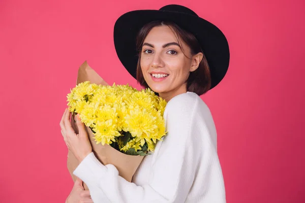 Mulher Elegante Chapéu Fundo Vermelho Rosa Sorriso Segurar Grande Buquê — Fotografia de Stock