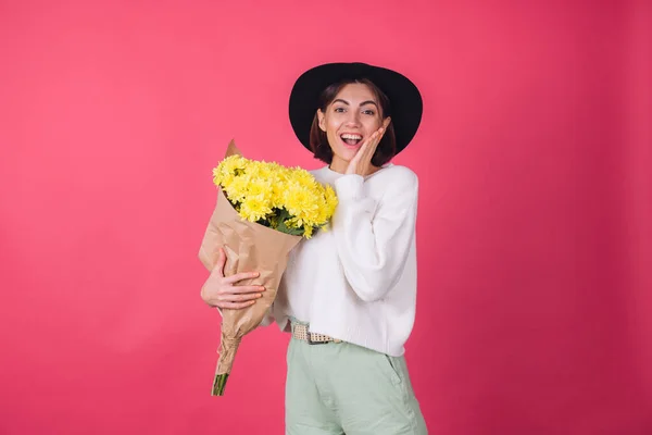 Mulher Elegante Chapéu Camisola Branca Casual Fundo Vermelho Rosa Sorriso — Fotografia de Stock