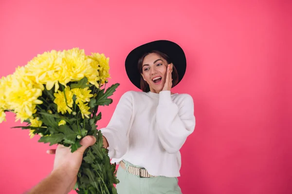 Şapkalı Şık Bir Kadın Pembe Arka Planda Sıradan Beyaz Bir — Stok fotoğraf