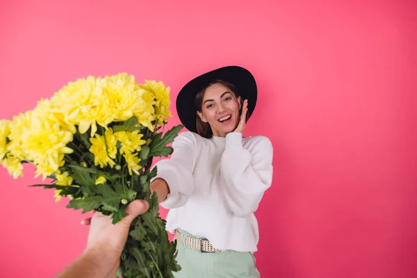 Mulher Elegante Chapéu Camisola Branca Casual Fundo Vermelho Rosa Recebe — Fotografia de Stock