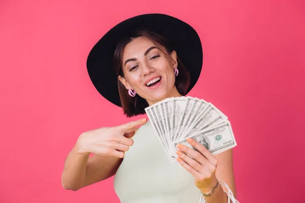 Mujer Con Estilo Sombrero Sobre Fondo Rosa Rojo Aislado Espacio —  Fotos de Stock