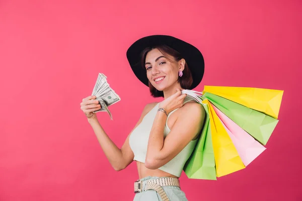 Elegante Donna Cappello Sfondo Rosa Rosso Isolato Spazio Sorriso Eccitato — Foto Stock