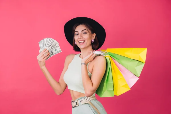 Elegante Donna Cappello Sfondo Rosa Rosso Isolato Spazio Sorriso Eccitato — Foto Stock