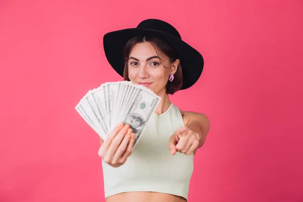 Mujer Con Estilo Sombrero Sobre Fondo Rosa Rojo Aislado Espacio —  Fotos de Stock