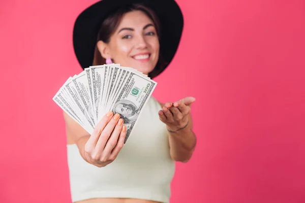 Mujer Con Estilo Sombrero Sobre Fondo Rosa Rojo Aislado Espacio —  Fotos de Stock