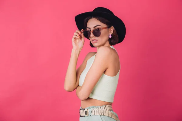 Hermosa Mujer Elegante Sombrero Gafas Sol Posando Sobre Fondo Rojo — Foto de Stock