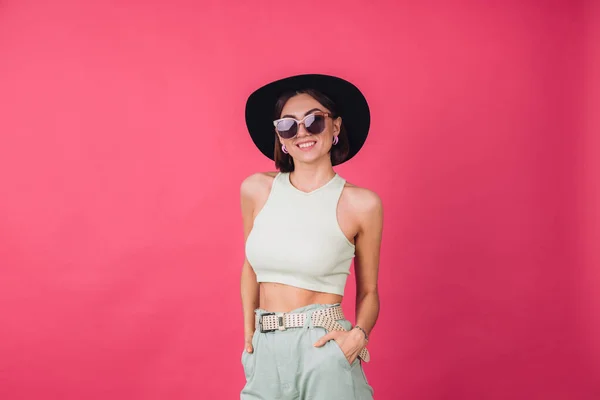 Hermosa Mujer Elegante Sombrero Gafas Sol Posando Sobre Fondo Rojo — Foto de Stock