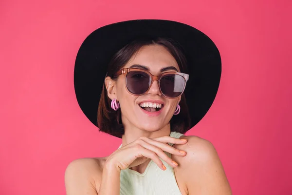 Şapkalı Güneş Gözlüklü Güzel Bir Kadın Pembe Arka Planda Poz — Stok fotoğraf