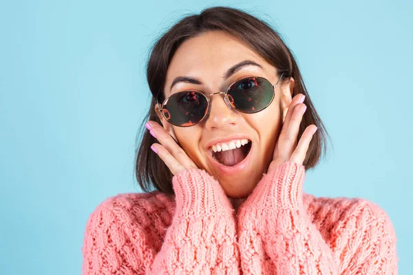 Jovem Morena Suéter Rosa Quente Isolado Fundo Azul Feliz Olhar — Fotografia de Stock