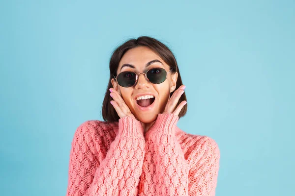 Jovem Morena Suéter Rosa Quente Isolado Fundo Azul Feliz Olhar — Fotografia de Stock