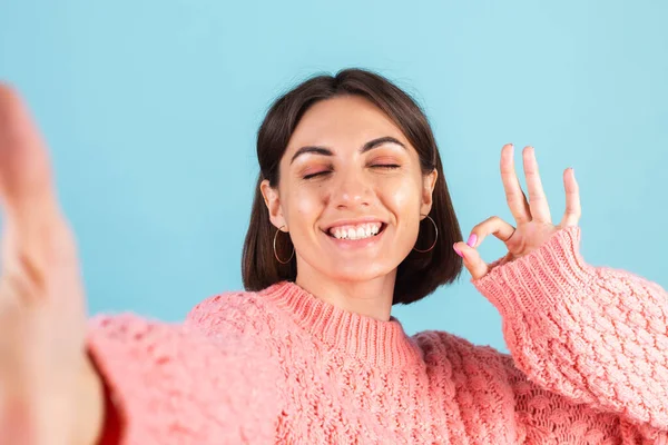 Junge Brünette Warmem Rosa Pullover Isoliert Auf Blauem Hintergrund Lächelt — Stockfoto
