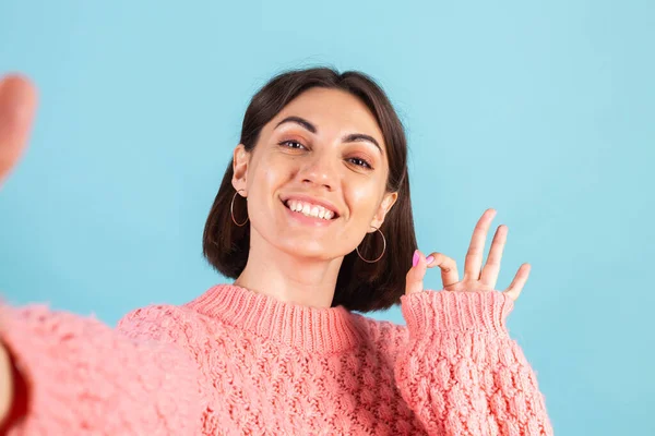 Junge Brünette Warmem Rosa Pullover Isoliert Auf Blauem Hintergrund Lächelt — Stockfoto