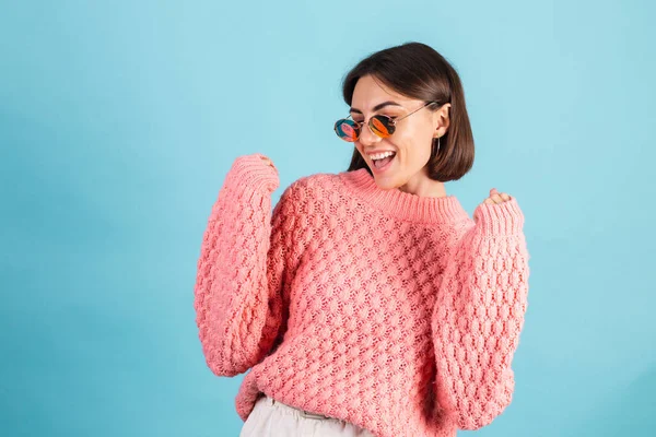 Jovem Morena Suéter Rosa Quente Isolado Espaço Cópia Fundo Azul — Fotografia de Stock