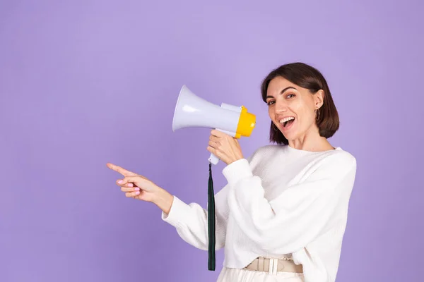 Junge Brünette Weißem Lässigen Pullover Isoliert Auf Lila Hintergrund Glücklich — Stockfoto