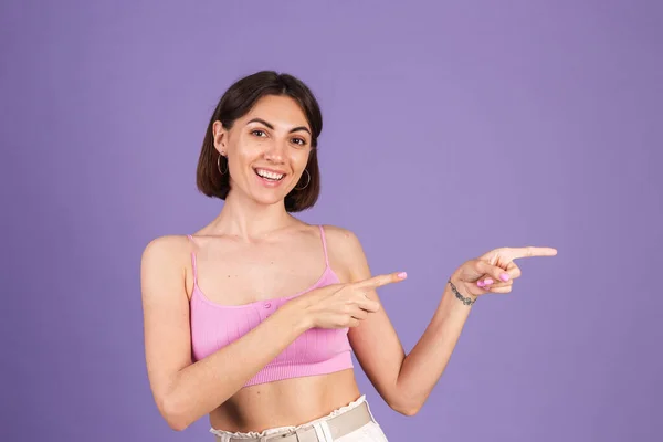 Jovem Morena Topo Isolado Fundo Roxo Ajuste Muito Feliz Ponto — Fotografia de Stock