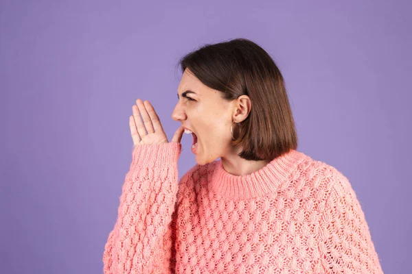 Joven Morena Suéter Rosa Aislada Sobre Fondo Morado Gritando Gritando —  Fotos de Stock