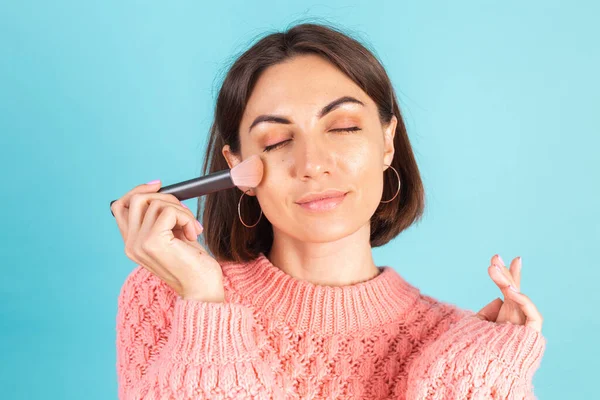 Joven Morena Suéter Rosa Aislado Sobre Fondo Azul Con Maquillaje —  Fotos de Stock