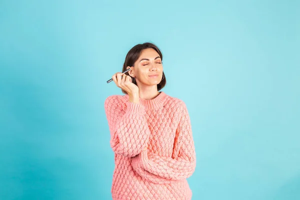 Jonge Brunette Roze Trui Geïsoleerd Blauwe Achtergrond Met Make Het — Stockfoto