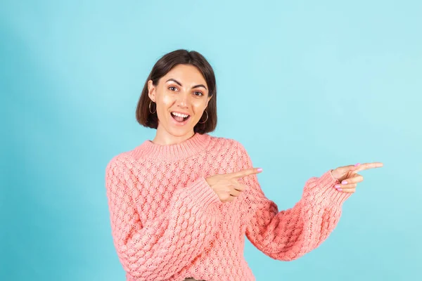 Jong Brunette Roze Trui Geïsoleerd Blauwe Achtergrond Gelukkig Verbaasd Enthousiast — Stockfoto