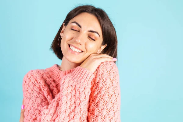 Jong Brunette Roze Trui Geïsoleerd Blauwe Achtergrond Zelfverzorging Knuffelen Zichzelf — Stockfoto