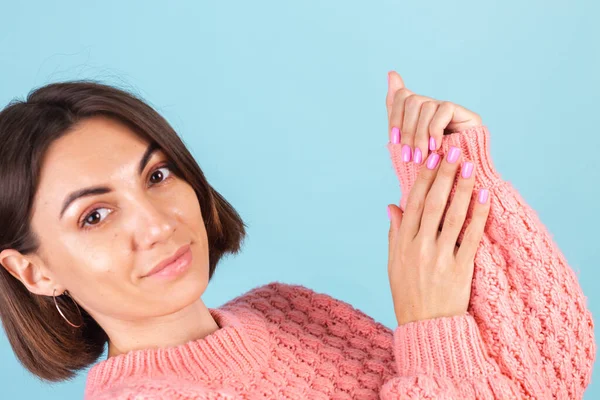 Conceito Beleza Mulher Bonita Com Manicure Cor Unha Rosa Brilhante — Fotografia de Stock