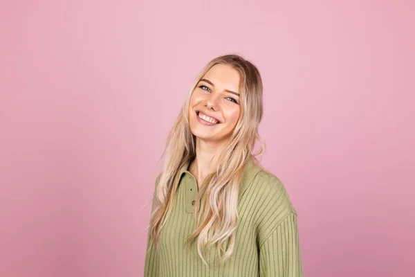 Hübsche Europäerin Lässigem Strickpullover Auf Rosa Hintergrund Isoliert Die Kamera — Stockfoto