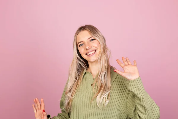 Mulher Europeia Bonita Camisola Malha Casual Fundo Rosa Isolado Sorrindo — Fotografia de Stock