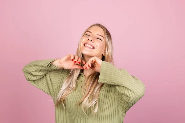 Ganska Europeisk Kvinna Avslappnad Stickad Tröja Rosa Bakgrund Isolerad Ler — Stockfoto